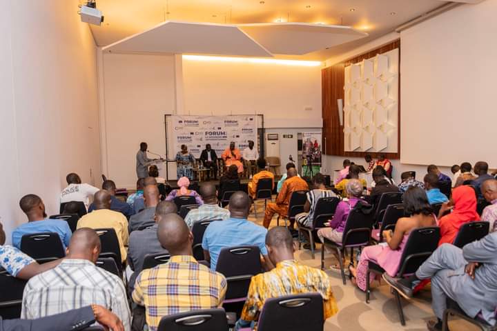 Clap de fin du Forum sur le Désordre Informationnel #FDIGn par une photo de famille. Durant deux jours, Présentations, Panels et tables rondes ont rythmé ce Forum. Merci à toutes et à tous 🎊 🥳 ! #FDIGn #Kibaro #ABLOGUI