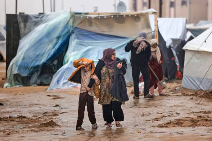 Em outras palavras, 'israel' planeja separar famílias. Mulheres e crianças seriam evacuadas antes da invasão e os homens, DESARMADOS, seriam impedidos de passar. Esses homens são pais, filhos, maridos, avós... Que seriam separados de suas famílias e condenados ao extermínio.