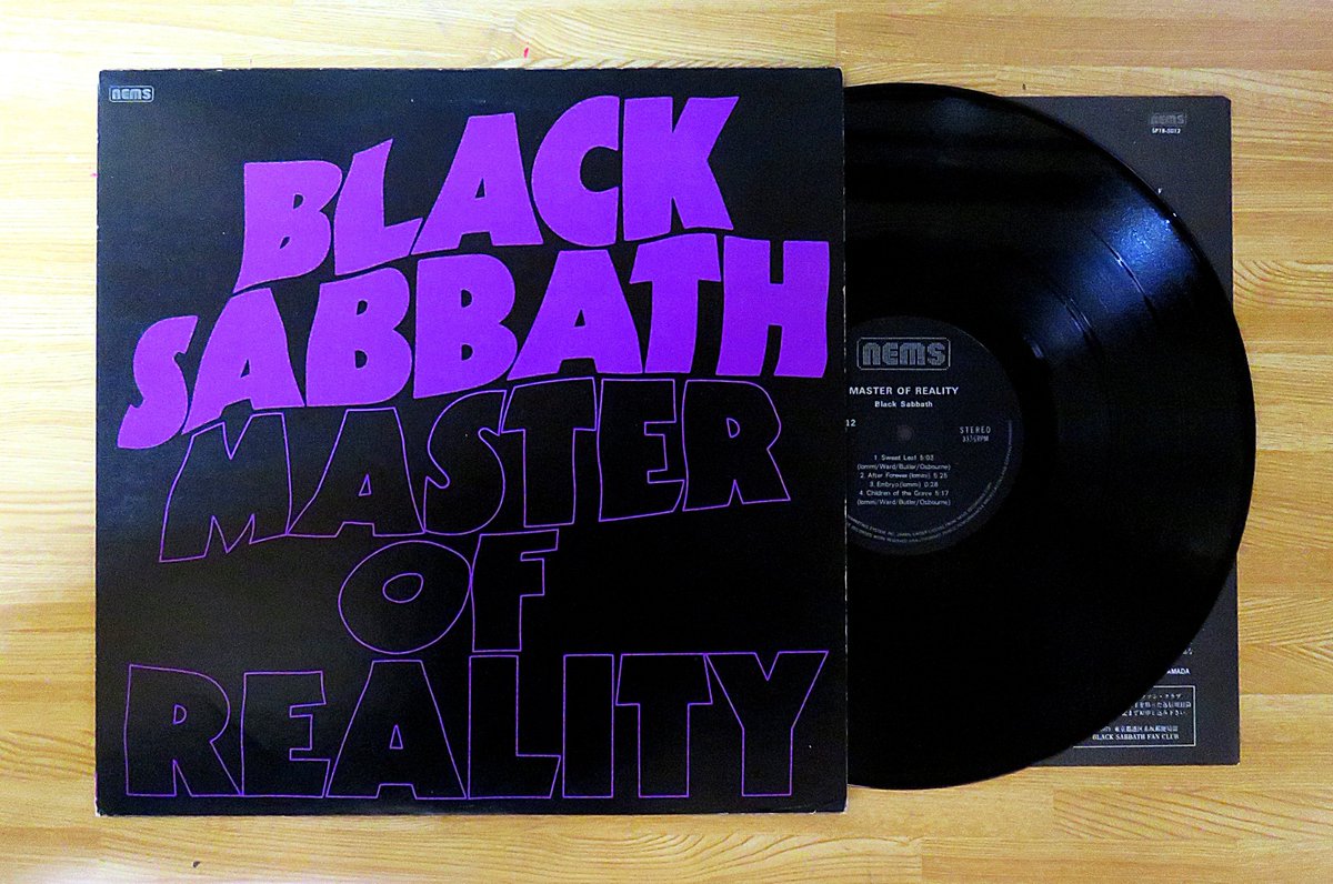 マスター・オブ・リアリティ #MasterofReality ブラック・サバスが1971年発表した3枚目.アナログこれは日本盤。これは静と動、ハードなヘビーメタルとトニー・アイオミのつま弾くアコースティックギターが、いいコントラストになっていて最高なんだよな～！そしてチルドレン・オブ・ザ・グレイヴ！！