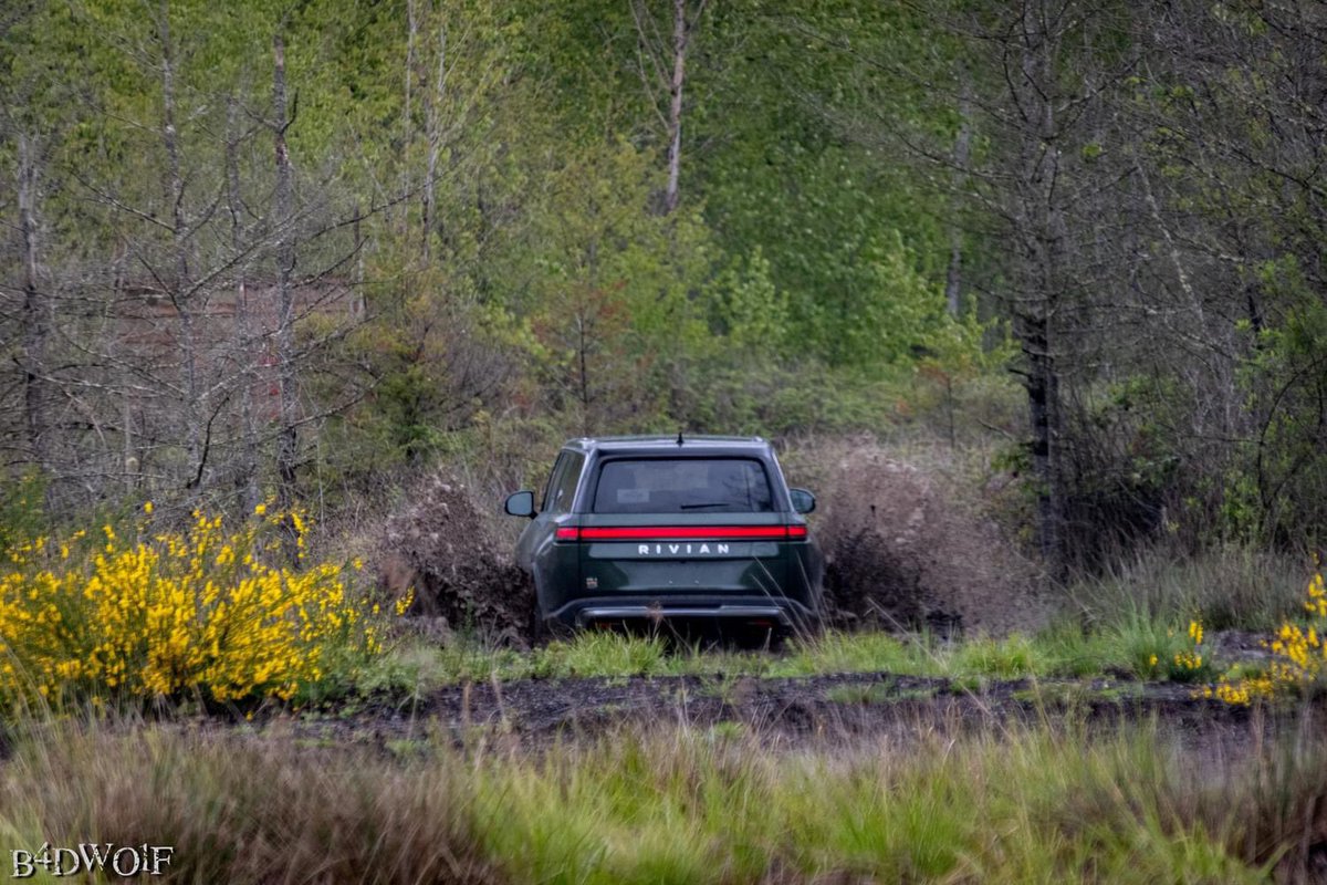 comradeflynn's tweet image. Took my one week old Rivian R1S off-roading and was blown away by how capable it was, even on the road tires.