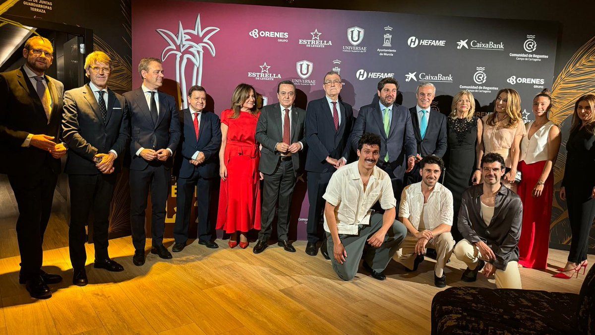 🏆 Los premiados de los #PremiosFenixLa7, junto a personalidades del Gobierno de la @regiondemurcia