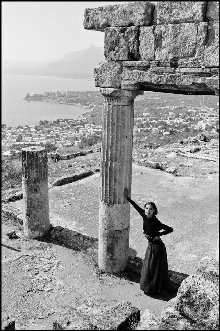 ' Esistiamo fintanto che siamo ricordati ' Carlos Luis Zafón -L'Ombra del vento- #IGrandiPensieriDelCuore per @SalaLettura #SalaLettura #buonaserata a tutti✨ #photo Ferdinando Scianna