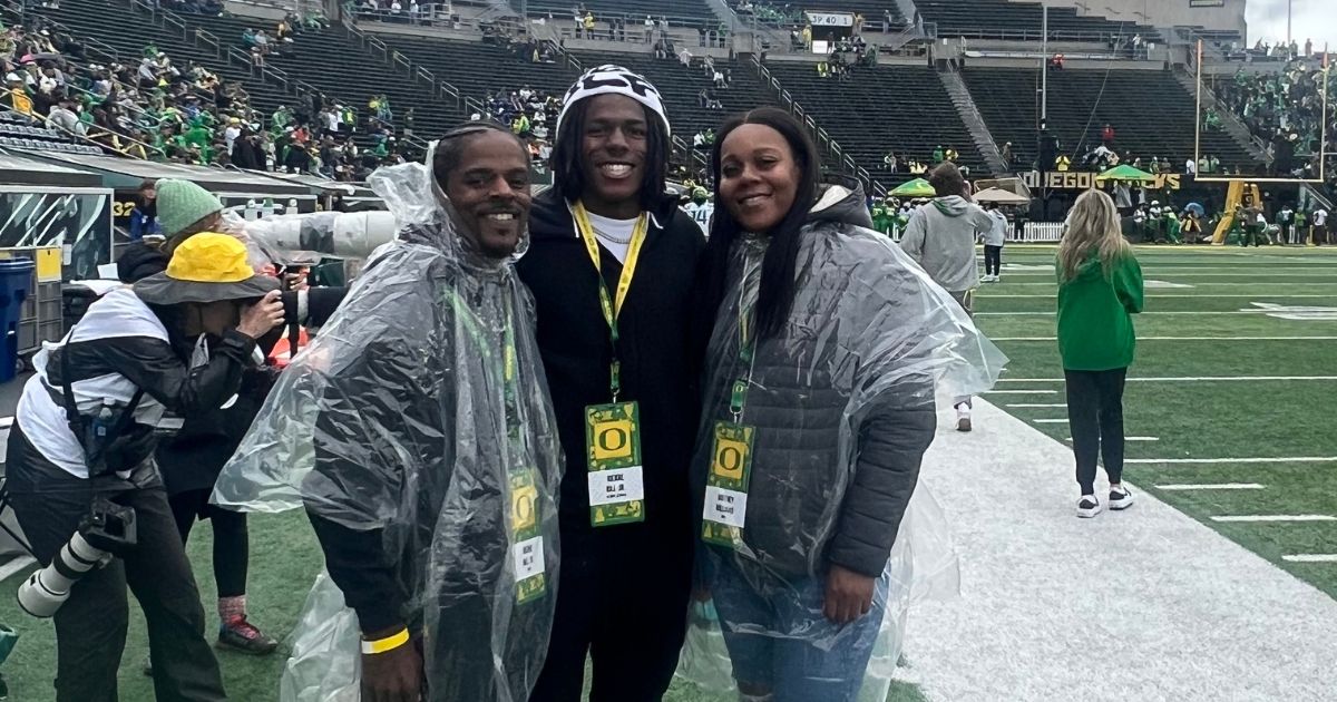 2025 Belleville (Ill.) Althoff Catholic RB Dierre Hill Jr. (@HillDierre) raves about #Oregon visit, meeting coach Ra'Shaad Samples. 'It definitely was special. I’ve never seen someone do that yet. It definitely meant a lot to us.' Hill gives the latest (On3+):…