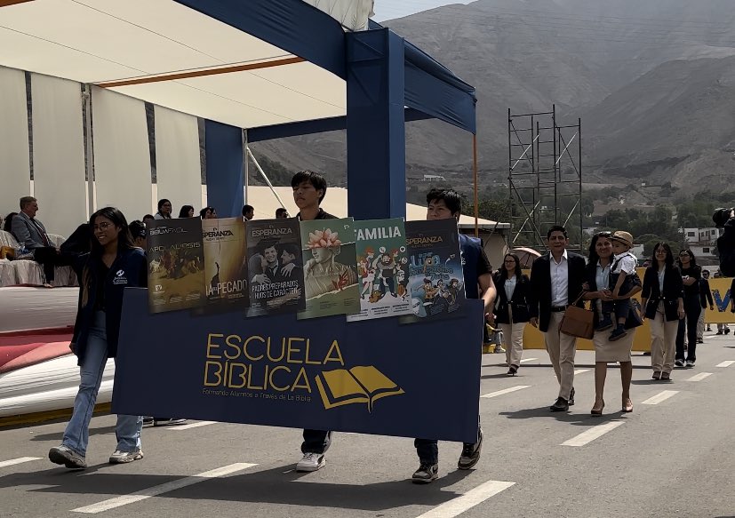 NuevoTiempoPeru's tweet photo. 🎉 ¡Feliz Aniversario UPeU!

💛 Nuevo Tiempo Perú acompañó el desfile cívico en el día central por la celebración de los 105 años de vida institucional y 41 de vida universitaria. 📚 https://t.co/Sq8NLTmHux