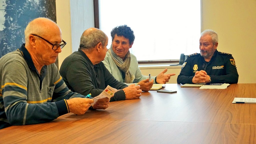 SEGURIDAD | 👮 El concejal del Equipo de Gobierno y presidente de la Junta Municipal del Distrito I, Vicente Pérez, ha acompañado a varios miembros de las Asociaciones del Distrito a una interesante reunión mantenida con el comisario de la Policía Nacional de Alcalá de Henares,