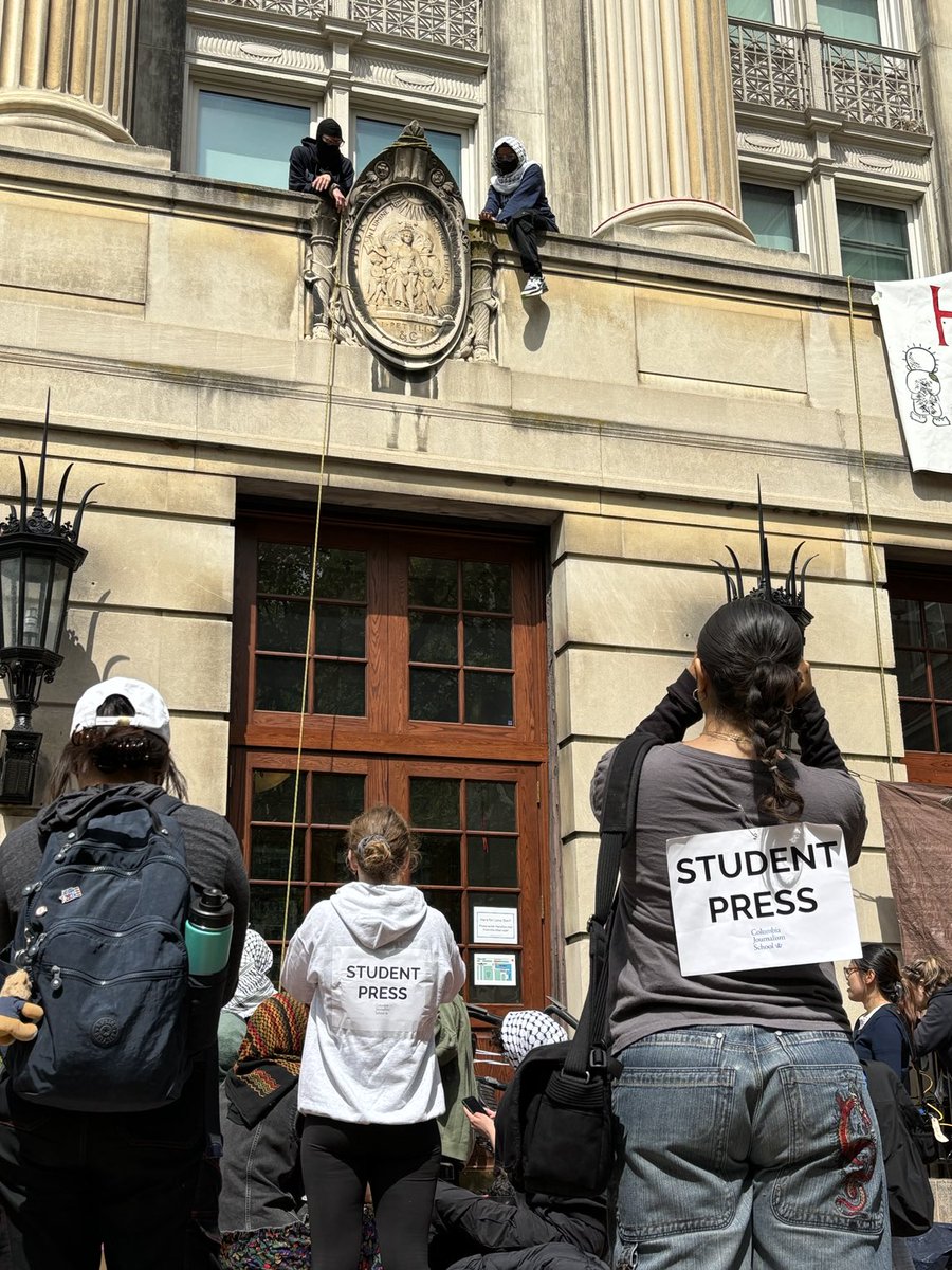 Student press ⁦@columbiajourn⁩ reporting on the occupation of Hamilton Hall @columbia campus.