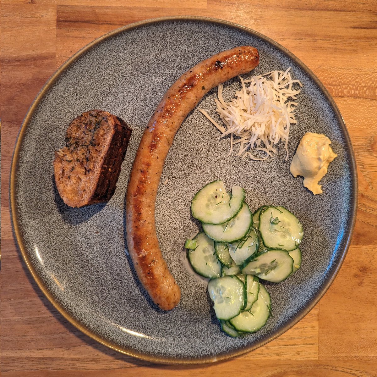 Duroc Bratwurst, Gurkensalat, Dinkelbrot gegrillt, Kren, Senf. Wer kommt?