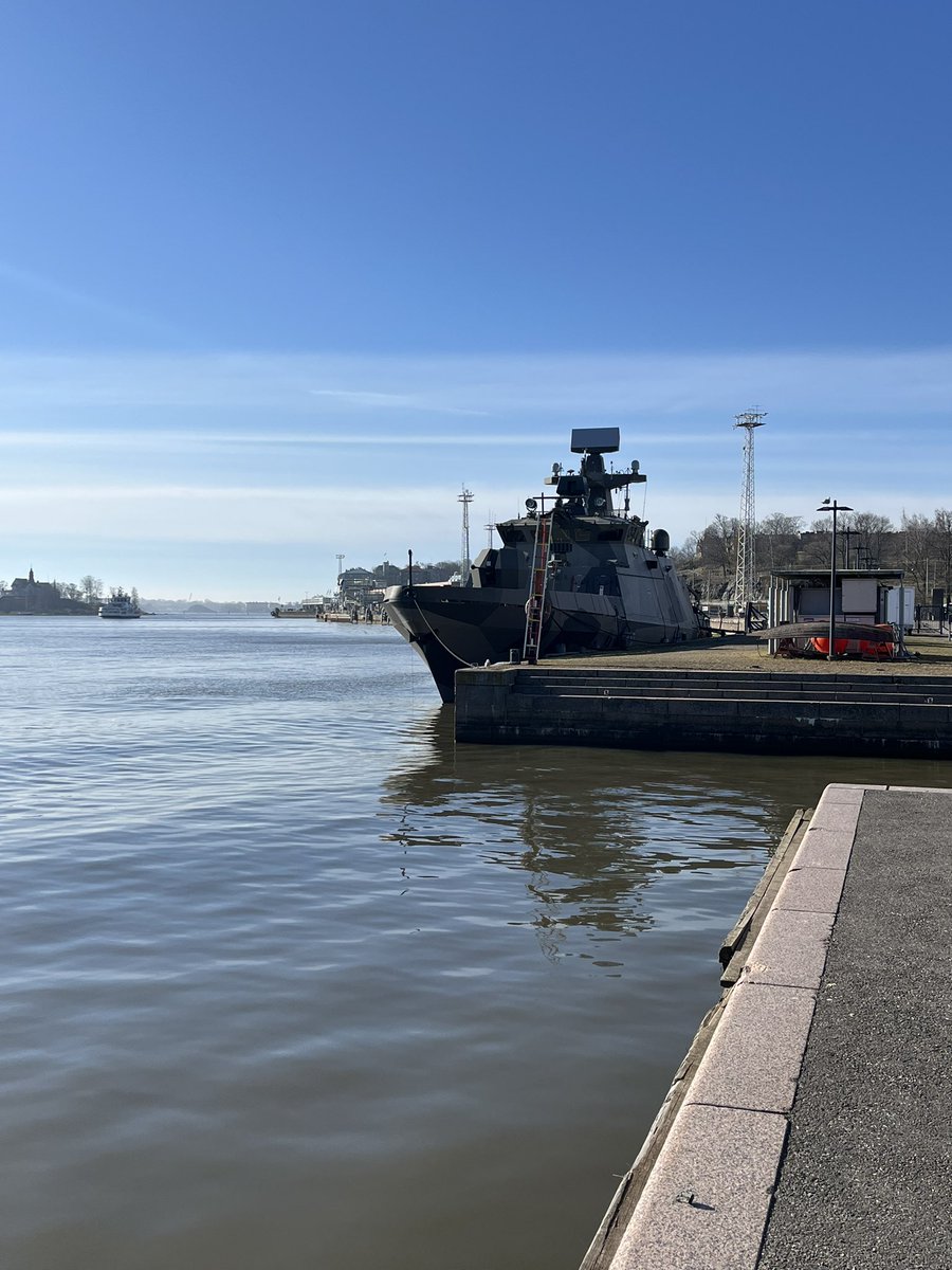 PortOfHelsinki's tweet photo. Aurinkoinen vappuaatto Helsingin Satamassa. Vesillä varovasti sitten! @portofhelsinki #stadinsatama #satamassatöissä https://t.co/qBaoJAW8Yo