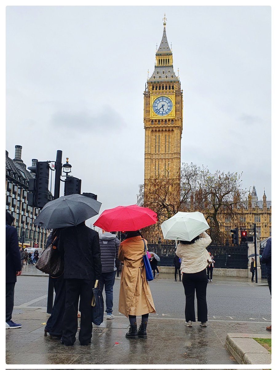 One of those days when I feel like being a tourist in London and I love it 😊 #mobilephotography #streetphotography #streetphotographyworldwide #purestreetphotography #visitlondon #londonphotography #parlimentsquare #bigben