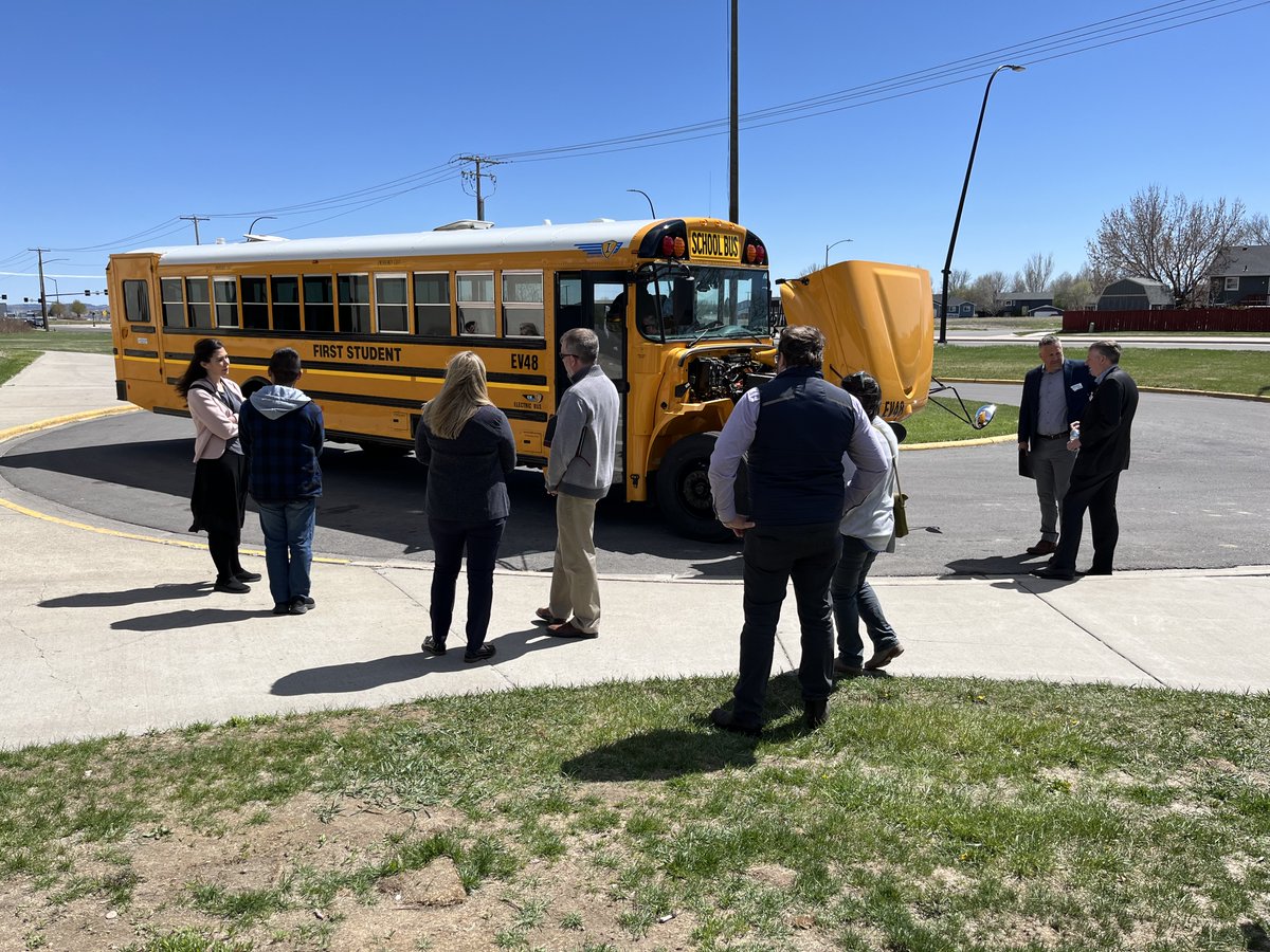 Last week we introduced new electric school buses in @SD2Billings to improve the health and well-being of students and the community. #ev #caringforstudents kulr8.com/news/billings-…