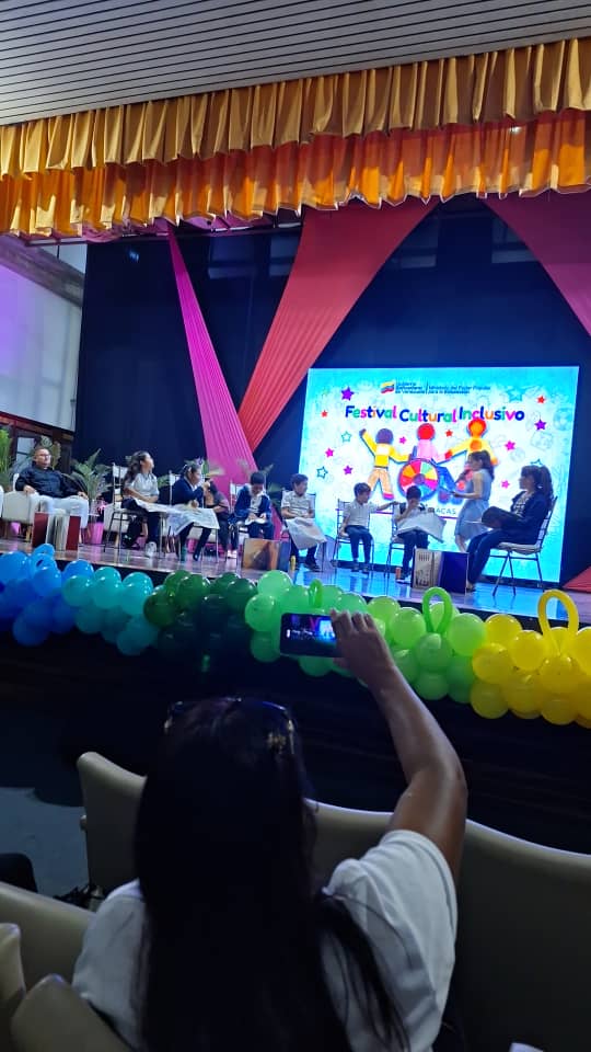 #30Abril. Desde el auditorio "Casa de Bello" del @MPPEDUCACION, celebramos la clausura del Festival Cultural Inclusivo.

<a href="/NicolasMaduro/">Nicolás Maduro</a> 
<a href="/_LaAvanzadora/">Yelitze Santaella</a> 
<a href="/gtorodelara/">Gisela Toro Hernández</a>