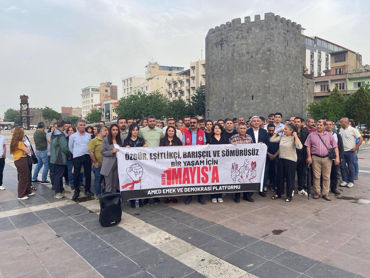 Amed Emek ve Demokrasi Platformu olarak; “özgür, eşitlikçi, barışçıl ve sömürüsüz bir yaşam” demek için bir araya geldik. Toplumsal cinsiyet eşitsizliğin tüm yaratımlarına, savaşa, yoksulluğa karşı mücadelemizi büyütmek için 1 Mayıs’ta Batman’da olacağız . #1Mayıs #BijîYekGulan