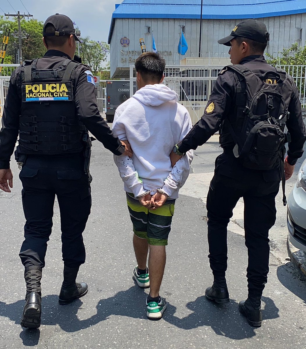 Presunto marero salvatrucha es capturado por extorsión

En zona 1, investigadora de #DIPANDA capturaron a César “N” de 18 años, es requerido por un juzgado de Guatemala por el delito de extorsión.

Suman 567 capturas por extorsión en este año.

¡No hay mañana, #LaSeguridadEsHoy!