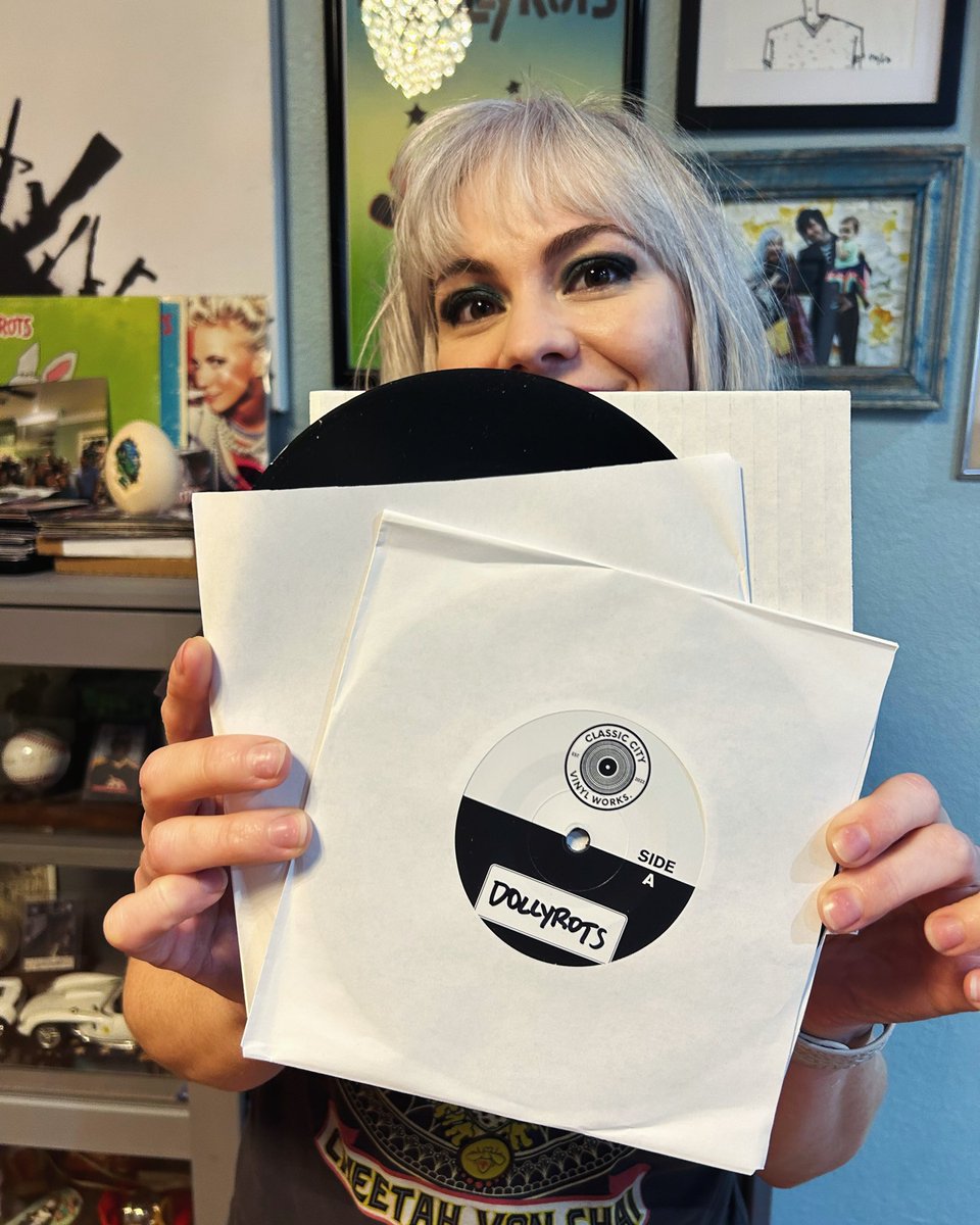 Look what just came in the mail! Brand new test pressing, 7 inch single in the works! Look out for it this June on @wickedcool_nyc 🎉🎉🎉

#dollyrots #thedollyrots #newmusic #newmusicalert #7inch #7inchvinyl #wickedcool #summersingle