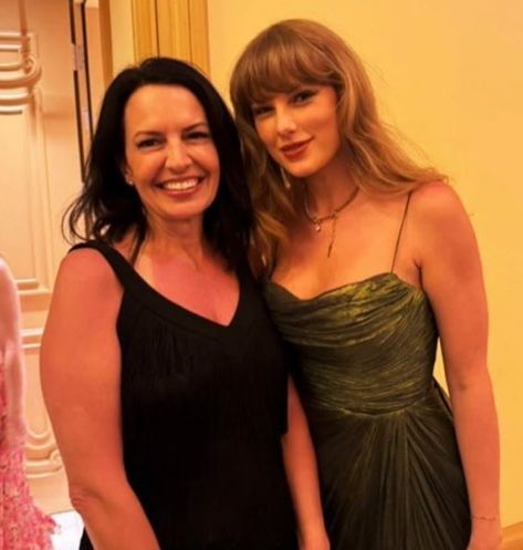 📸| 'Nuevas fotos de @TaylorSwift13 en la Gala benéfica Mahomies.