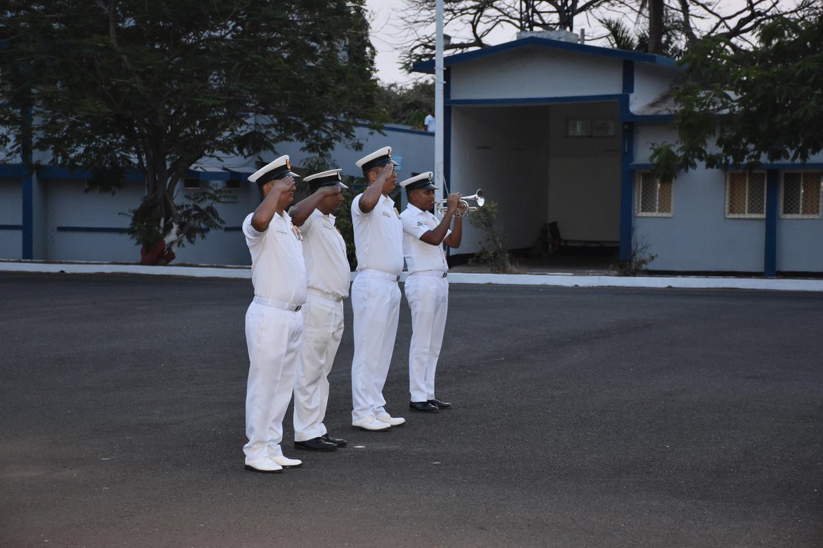 Aabhar Ceremony for sailors proceeding on release was conducted by #INSGomantak on 30 Apr 24 wherein mementos were presented to them in the presence of their families. They attended the Sunset ceremony to mark the completion of their service in uniform to the nation. @IN_WNC