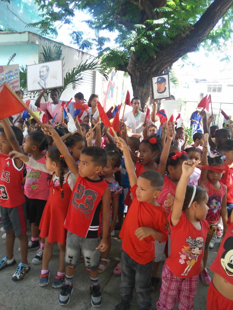 AmiguitosSa's tweet photo. Los niños y trabajadores hacen gala de la tradición cultural cubana, los futuros trabajadores derrochan alegría y creatividad en el desfile por el 1ro de Mayo.
 Inmensa es la victoria.
Nos vemos en la Plaza.
#LaPrimeraInfanciaImporta
@Sureysifrometa
@LimontaReyes https://t.co/aquSJtSnsv