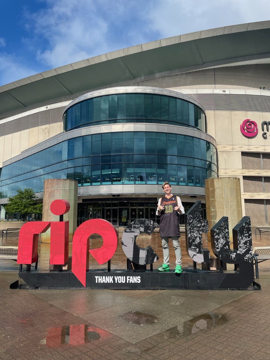 Today I found out that Moses Brown and I do NOT wear the same size jersey... but it's so rad that I won this!! Thank you @ripcityremix and see you with #HandFruitNation next season 🏀🏀