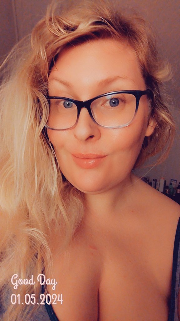 Goodnight from me and my messy hair lol 🤣 💋 xoxo 💋