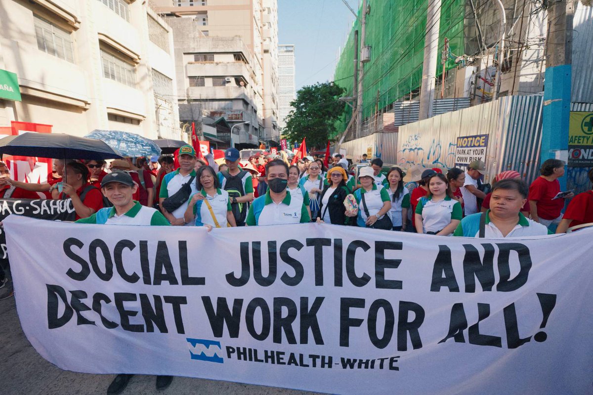 Nakiisa rin ang mga empleyado mula sa PhilHealth Central Office para sa Mayo Uno 2024. Naghahanda nang mag martsa ang grupo mula Dos Castillas St. patungong Morayta kung saan gaganapin ang programa. 

#MayDay2024
#SahodItaas
#MayoUno2024