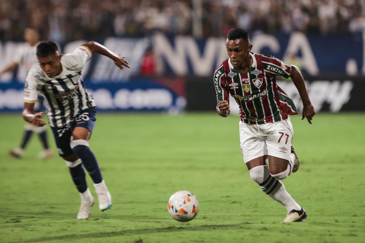 O Fluminense terá improvisações para enfrentar o Sampaio Corrêa. Além de Renato Augusto em função diferente - não exatamente falso 9 -, Marquinhos vai jogar na lateral direita. Provável Fluminense: Fábio, Marquinhos, Felipe Andrade, Antônio Carlos e Diogo Barbosa; Martinelli,