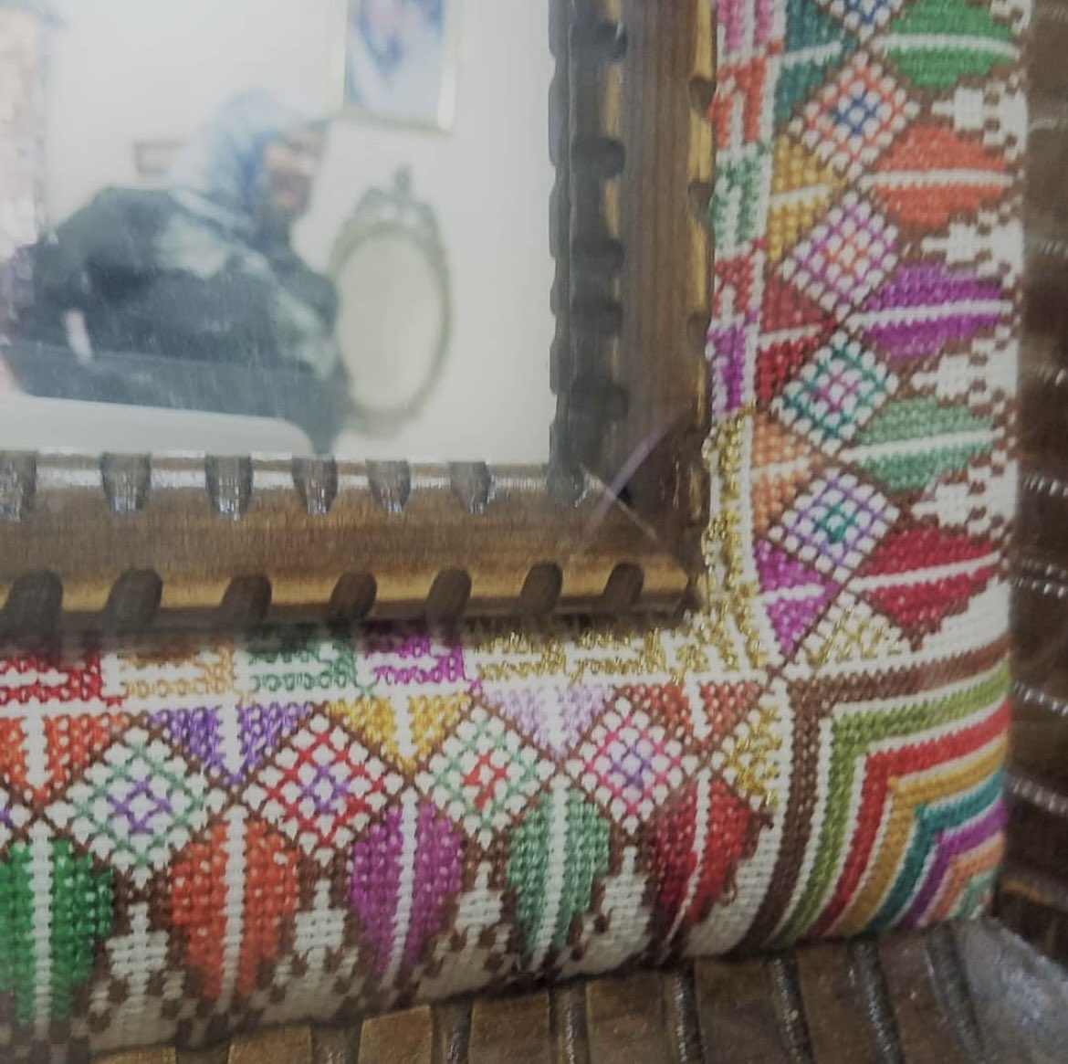 パレスチナ刺繍キット「糸杉とベツレヘムの星〜ハディージャさんのミラーフレームより」、好評です。 西岸アイン•キーニア村のハディージャさん（故人）のお家のミラーフレームより、デザインおこしました。 3,300円（税込）、送料650円