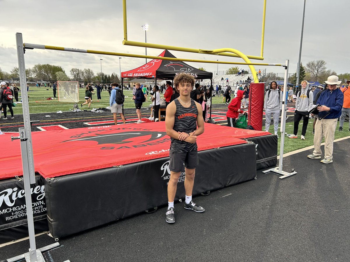 Hunter with the season PR of 6’4. Standing under 6’6 (his last bar) is impressive.