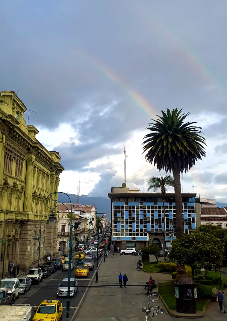 ★ Riobamba, así lució la tarde de ayer con un doble arcoíris desde el parque Sucre. 🗻❤🇪🇨 📸: Francisco Guevara Costales.