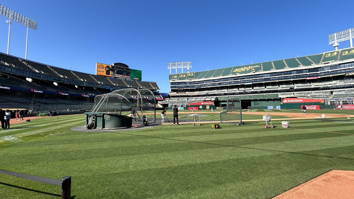 Another pristine day for baseball. Our @JNegronPGH is back at the Oakland Coliseum for the second of three games between the #Pirates and Athletics. Follow along with updates and coverage in our live file: dkpittsburghsports.com/live/043024-pi…