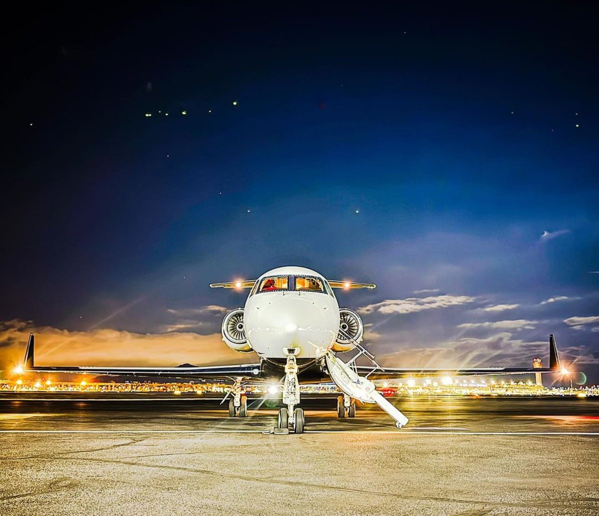 What better way to enjoy a Spring evening flight than aboard a Flexjet Gulfstream G450? Panoramic windows welcome stunning vistas of the night sky. Discover the Flexjet G450: ow.ly/JVgO50RsSqL 📸: #Flexjet 👨‍✈️ Arthur D.