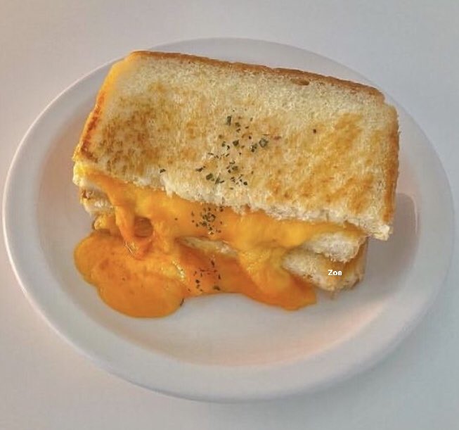 Resep Simple Grilled Cheese Sandwich 🥪🧀

Bahan:

• 2 potong roti (gunakan roti putih atau roti gandum)
• Keju (pilih keju favoritmu, seperti cheddar, mozzarella, atau gouda)
• Mentega

Langkah:

1. Letakkan satu potong roti di atas permukaan piring.

2. Letakkan irisan keju