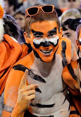 BodyPaintWorld2's tweet photo. Day 1 of me photo dumping sports fan body paint art with many more pictures still to come https://t.co/iBqabjd4C6