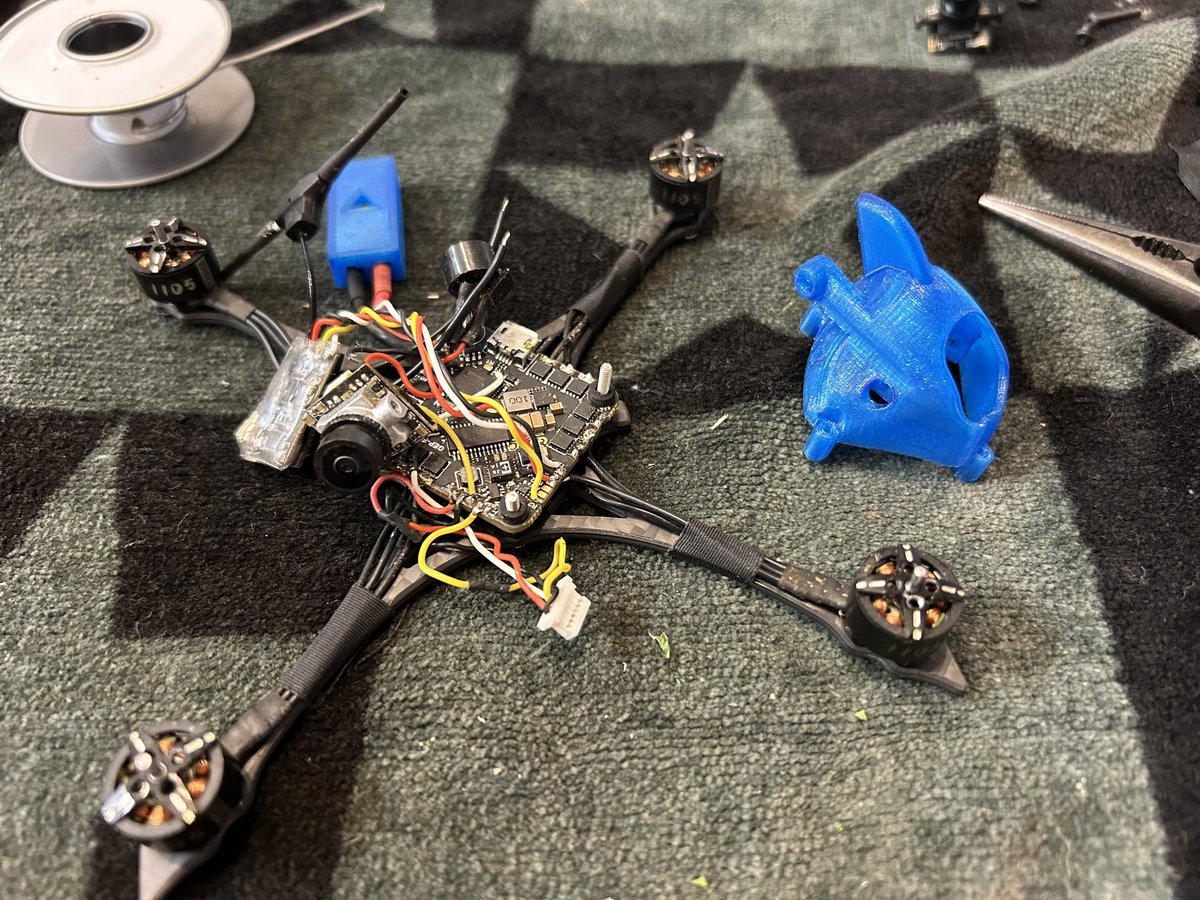 tsuyopon_fpv's tweet photo. 時間あるんで3.5inchビルド中
他の機体から移植してるから配線も見直さないと。

#MF35
#U100 https://t.co/ANidX48rSP
