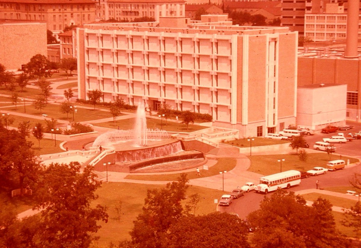 1970: @UTAustin's new East Mall Fountain with the Geology Building (now the Jackson School of Geosciences) behind it. That's one of the original, non-air conditioned shuttle buses waiting in front. Instead of pulling a cord, students usually just yelled, 'Next stop, please!'