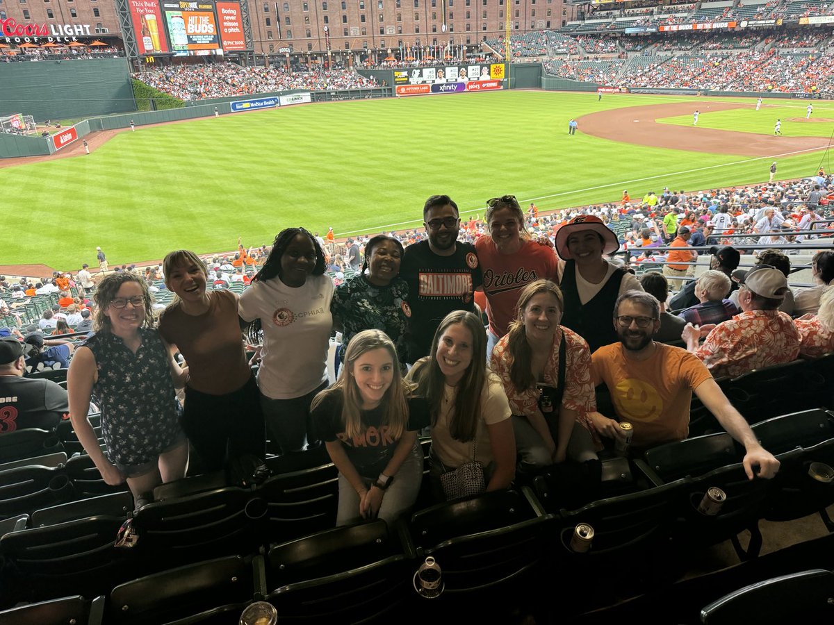 ⁦@UniversityMD_ID⁩ fellows, ⁦@Ciheb_Zambia⁩ visiting docs, ⁦@UMInternalMed⁩ residents, ⁦@UMmedschool⁩ students out on the town with our hometown ⁦@Orioles⁩ !!! ⁦@annaecarmack⁩ ⁦@KatherineSittig⁩
