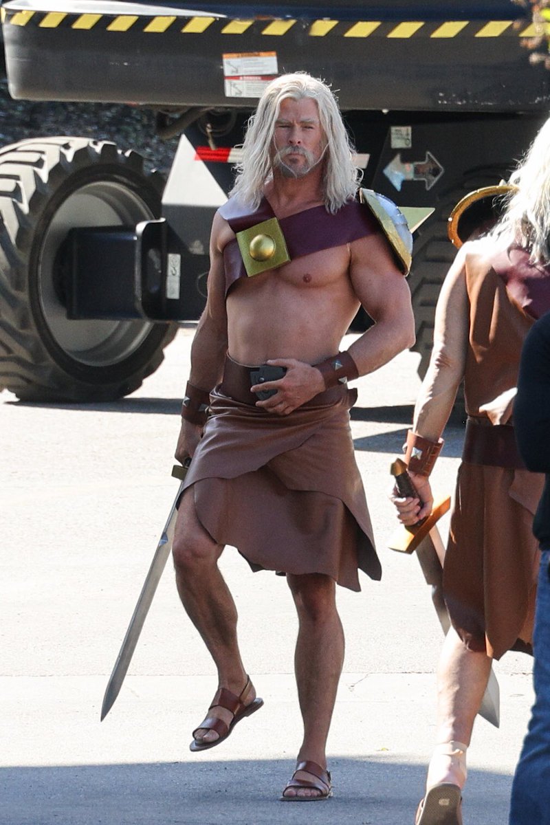 OMG! ⚡️El Dios del Trueno, Chris Hemsworth regresa con un divertido disfraz para un comercial. CC: Grosby