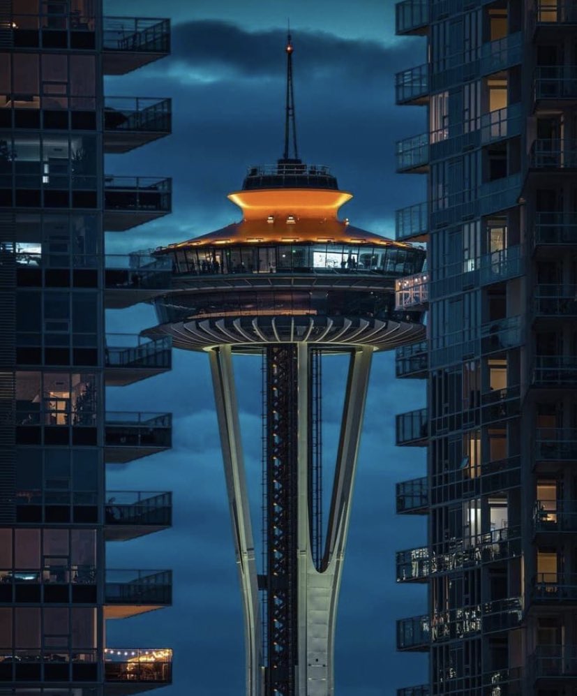 ~ found this cool shot of #spaceneedle ✨🖤✨