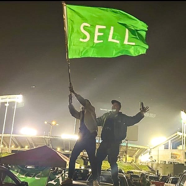 Want to hang a SELL flag at your business and be part of the fan-led movement against the enshittification of sports? Get 50% off while supplies last. Details: instagram.com/p/C6ZwWplyxOZ/…