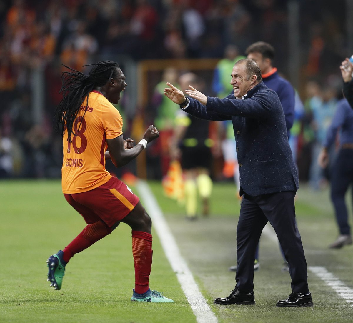 Bafetimbi Gomis: “Galatasaray, tıpkı Marsilya gibi ülkenin en büyük ve en sevilen takımı. Galatasaray’da Fatih Terim’le beraber çalıştım. Galatasaray’ın sembol ismi. Türkiye futbol tarihini yazan adam. Bir Türk takımıyla Avrupa’da kupa kazanma başarısı gösteren tek insan.”