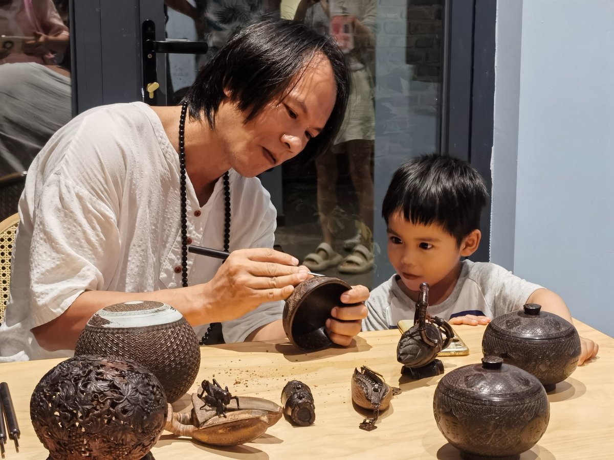 🥥#Coconut carving is a unique traditional carving #art and a national-level intangible cultural heritage that is beloved by the people. The picture below shows an inheritor demonstrating coconut carving skills to a little boy. What a loving picture!❤️
