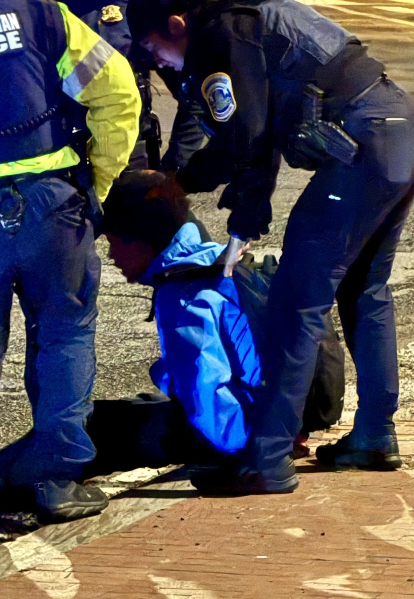 Çocuk sadece bisikleti ile eve gidiyordu..Polis Filistin destekçisi sandı..

Çocuğu kelepçeleyip pantolonunu indirip götüne el feneri tutup aradılar.. 

Burası ABD'nin başkenti Washington!