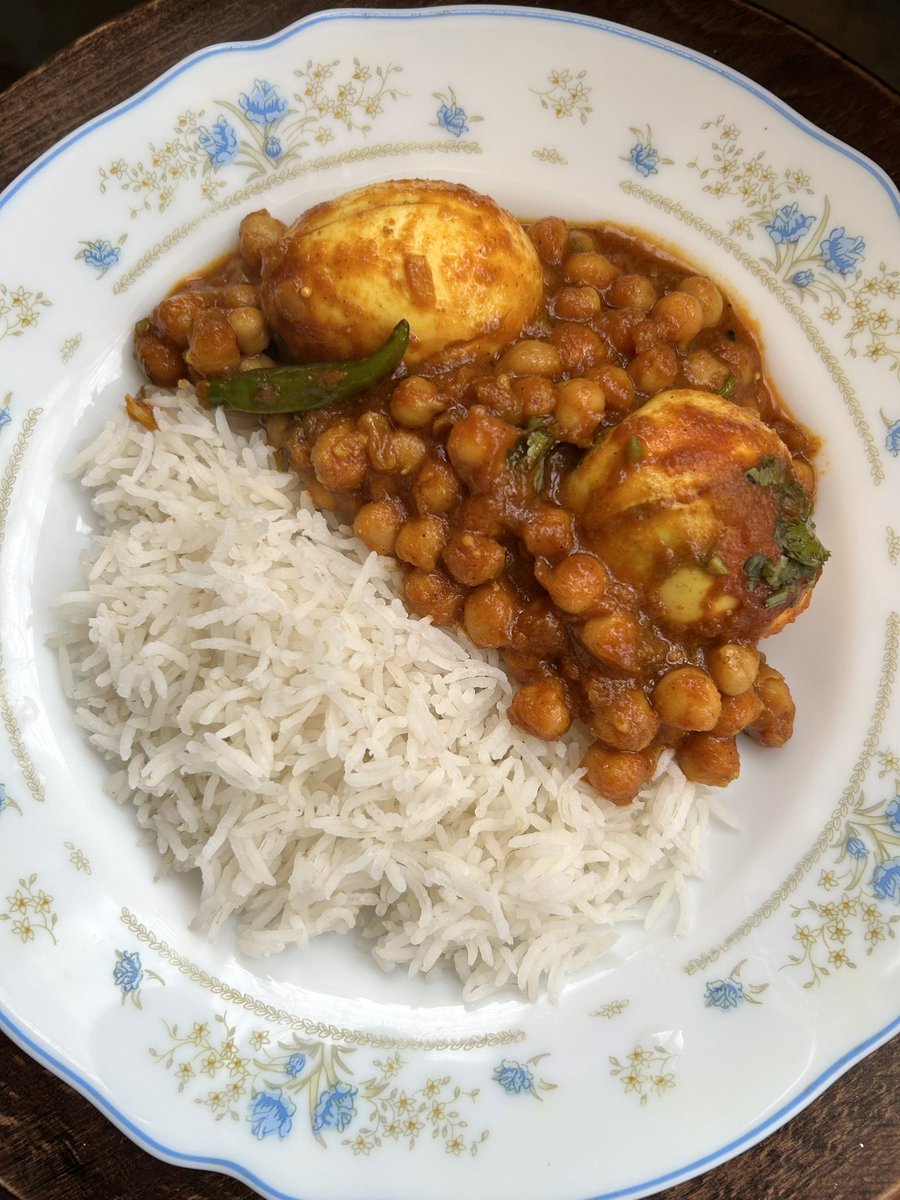 Sister made a delicious egg and chickpea curry:)