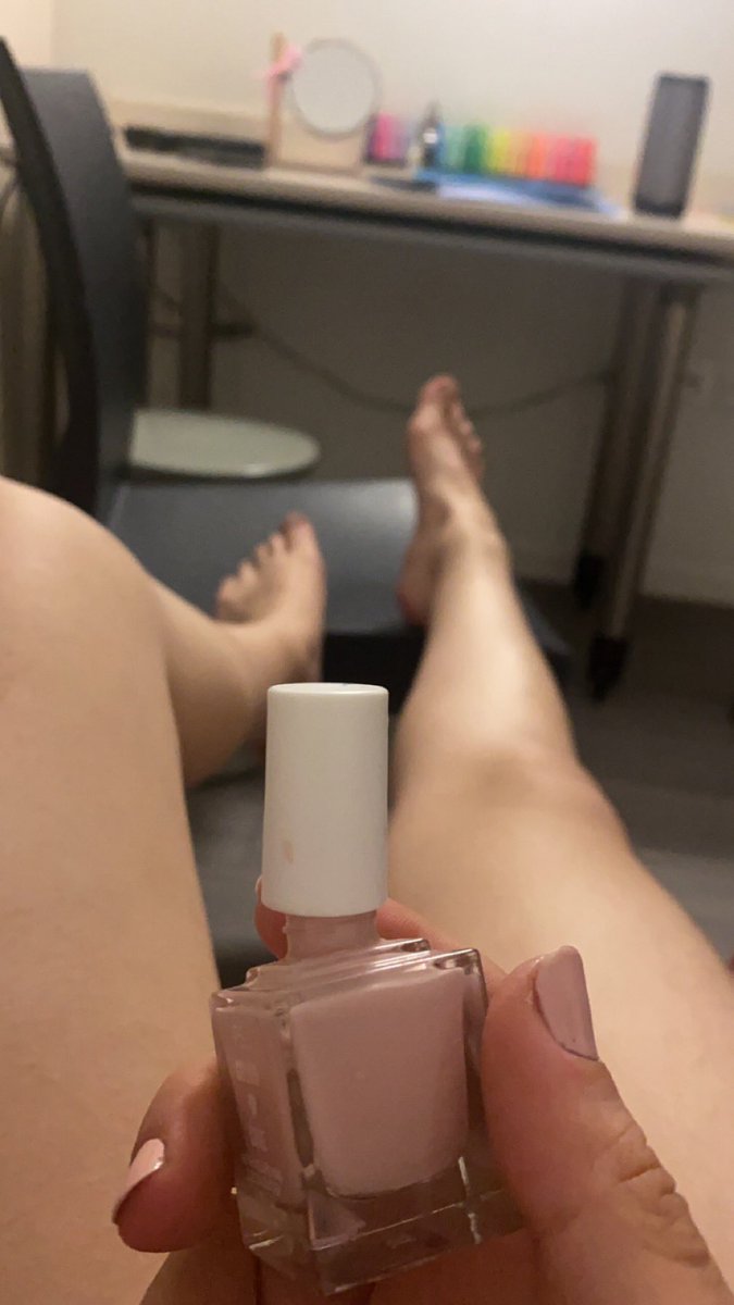 Meridaadis's tweet image. Jvais mettre du vernis mes clebards un spectateurs qui vient raquer à mes pieds ? #fetichiste #soumis #domina #pied #feet