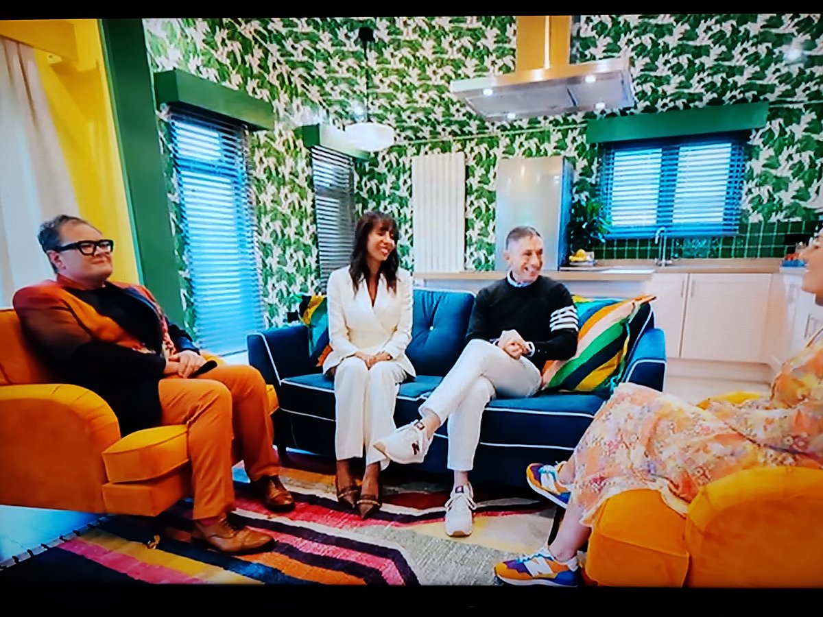 TroutPoutt's tweet photo. Look at their body language and expressions. Prints lady, you get the final rose. 

#InteriorDesignMasters #TheBachelor https://t.co/fppczI0dRL
