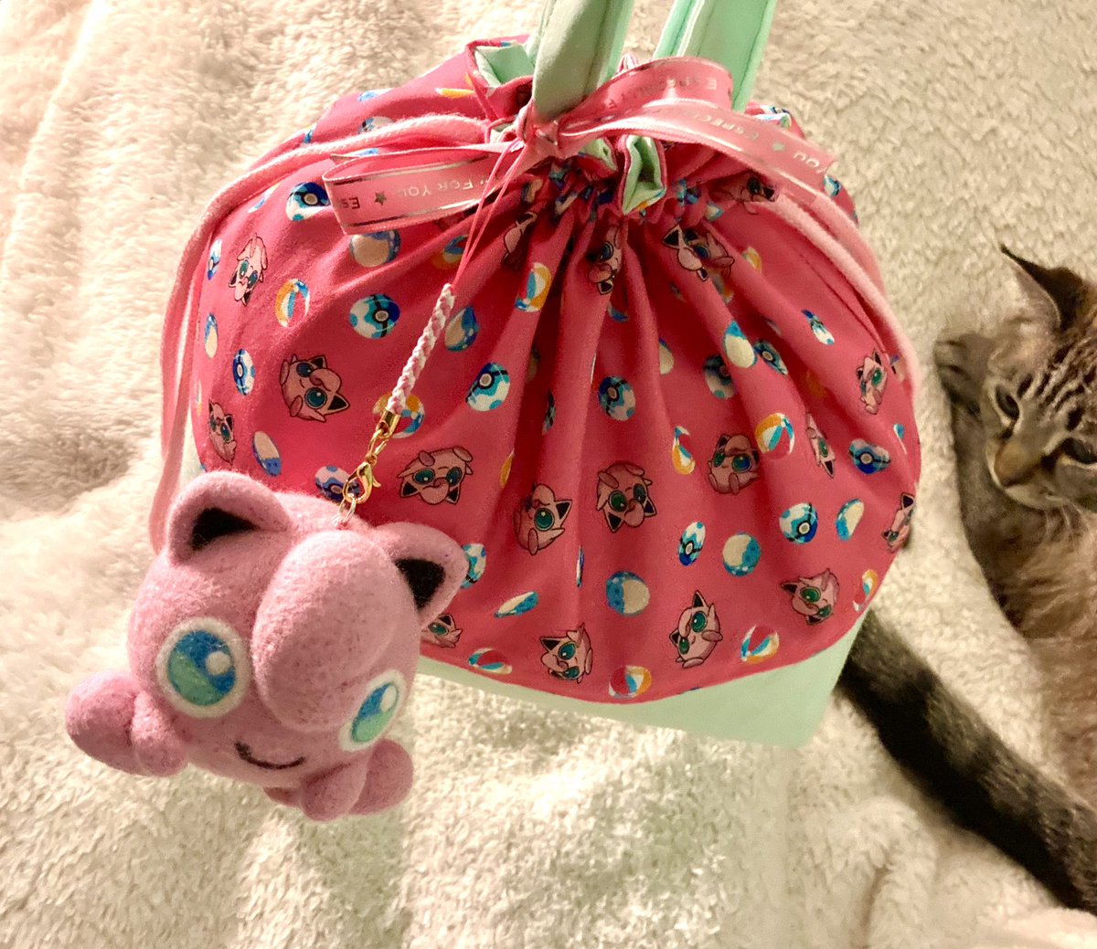 For 2023 Christmas, I needlefelted a jigglypuff charm and slapped together a custom jigglypuff bag for my jigglypuff-loving friend
Was kinda jigglyrough getting it done on time but I managed uwu
#pokemon