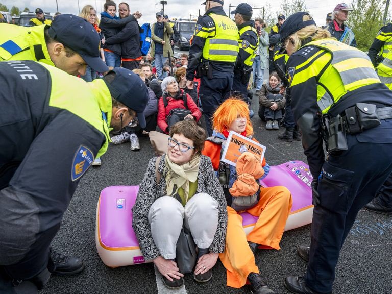 Klimaatactivisten zijn stuitend dom en ontzettend hypocriet. 

Demonstreren tegen fossiele brandstoffen zittend op een plastic luchtbed… 

#vandaaginside #A10