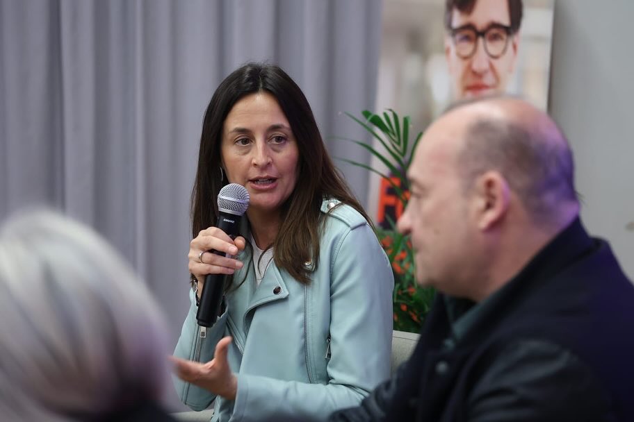 Una educación inclusiva🫂 e inteligente, con más apoyo a la Formación Profesional, una formación continua en el tiempo y una inversión total del 6% del PIB catalán en educación.💶 2/3