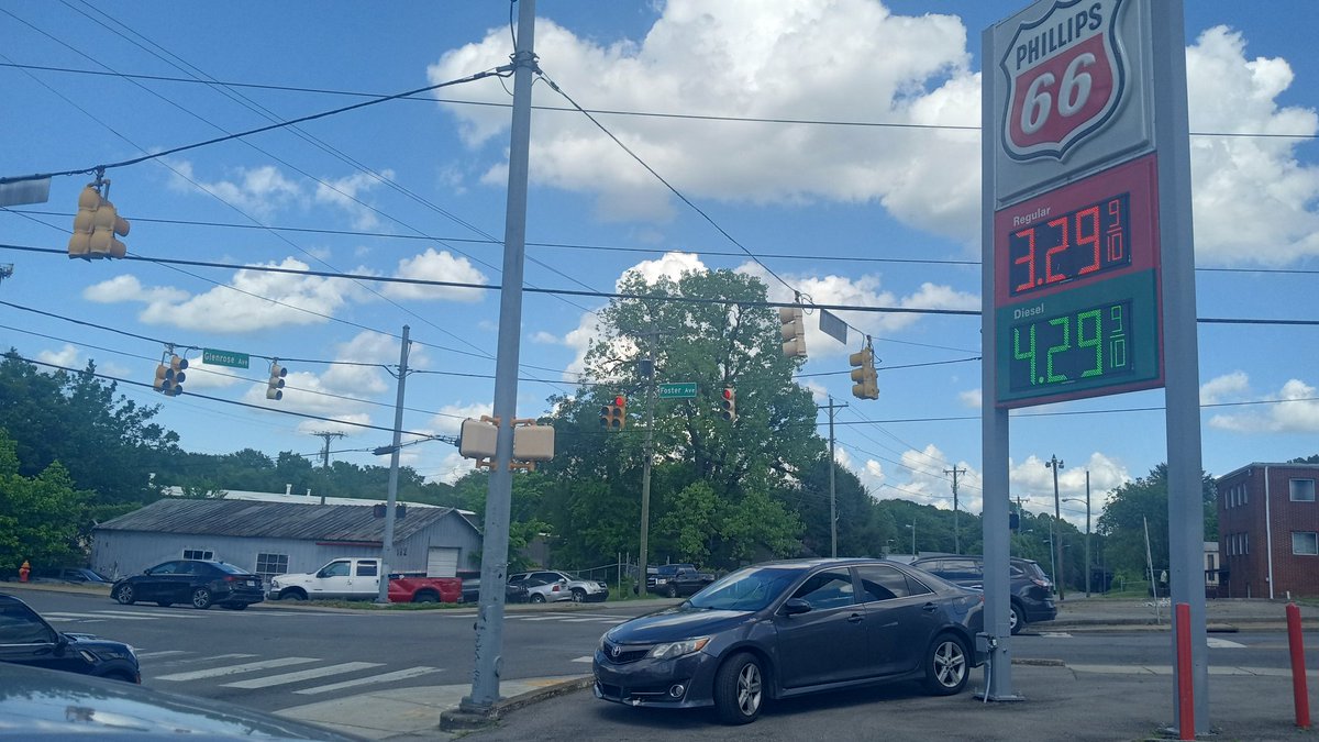 @LisaSpencerWSMV  @DanThomasWSMV  @MelanieLaydenTV  @stefanowx  Cumulus, taller than the others, bright white top, looking SE from this Nashville intersection.  (Not likely for storm; it just looks interesting.)