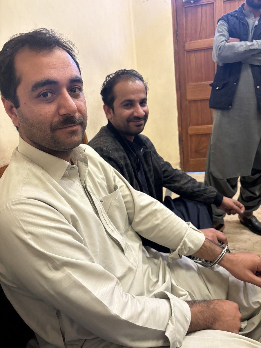 ArianBareach's tweet photo. دیکھو یہ زنجیریں اب روک نہ سکیں گی،
ان امید کی کرنوں کو جو پھوٹ چکی ہیں،

بے گناہ طور پر گرفتار بیوٹمز یونیورسٹی کے اساتذہ کرام کو فوری رہا کیا جائے ۔ https://t.co/bGJiFEJffc