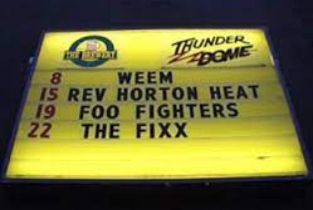 QueenCityJamz's tweet photo. The Brewery, Louisville, KY MAY 1998
"WEEM - this is what it's like being in Ween, no fucking respect. worse than 'puppet show and spinal tap'." - Deaner #marqueespotting https://t.co/YfE1UJXVZV